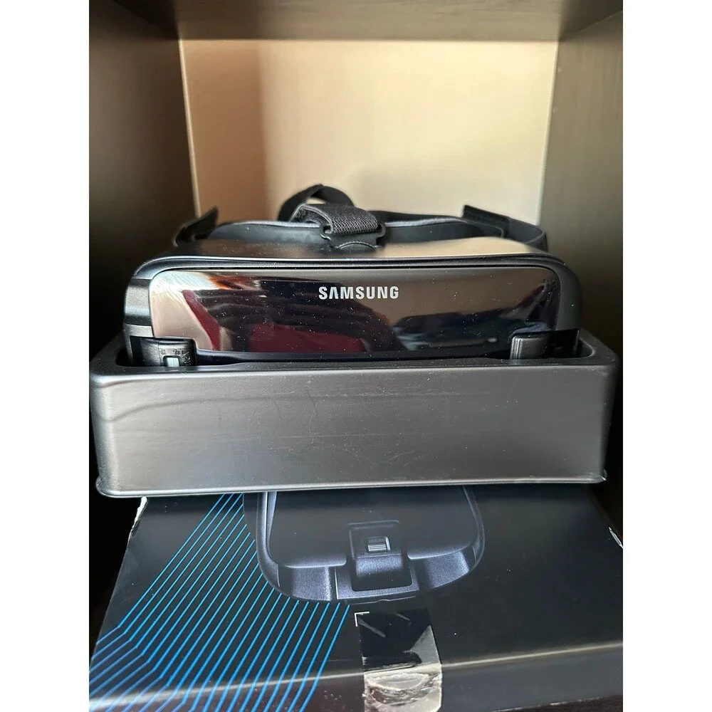 Samsung Gear VR SM-R324 With Controller Complete Powered by oculus